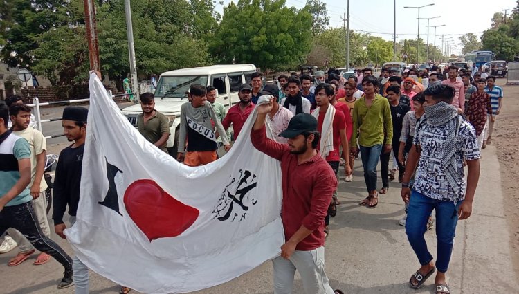 BIG BREAKING :नूपुर शर्मा पर बवाल जारी,नीमच में भी मुस्लिम समाजजन निकले सड़को पर,पुलिस ने लिया जब एक्शन,तो मची अफरातफरी! पढ़े ये खबर