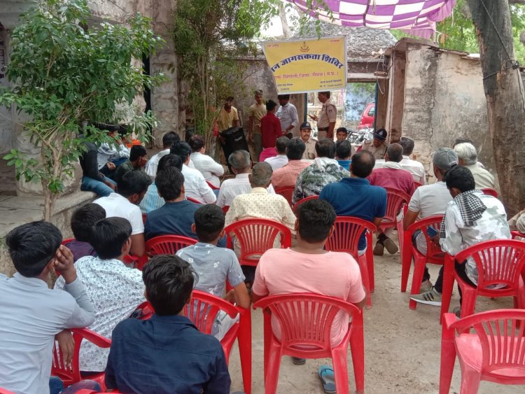 NEWS: प्रशासन व पुलिस की टीम पहुंची ग्रामीणों के बीच, चुनावों को लेकर किया जागरूक, दी ये जानकारियां, पढ़े खबर