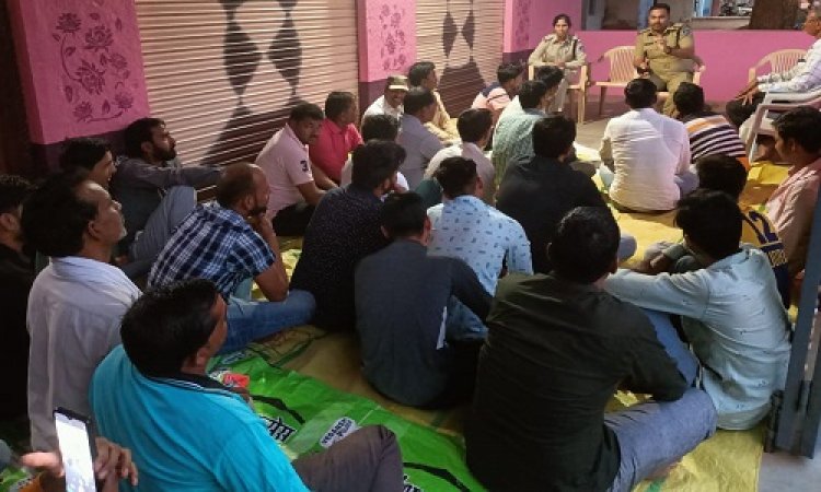 NEWS: डीकेन चौकी प्रभारी पहुंचे ग्राम रामनगर, ग्रामीणों को दी ये समझाइश, तो नियमों से भी कराया अवगत, पढ़े खबर