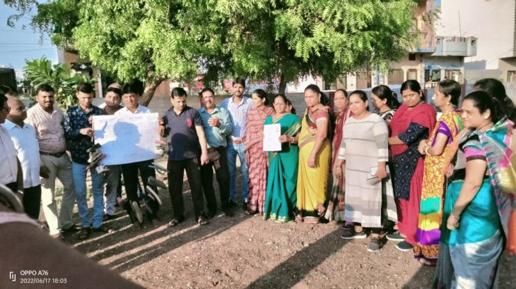 BREAKING NEWS : नीमच नगर पालिका चुनाव,भाजपा में टिकटों पर घमासान,वार्डो में उपजा आक्रोश,30 न.में तो बाहरी प्रत्याशी का मुद्दा जोरो पर,कॉलोनीवासियों ने चप्पलो की माला की तैयार, वार्डवासियों का ये है प्लान,पढ़े मनीष राव की ये खबर