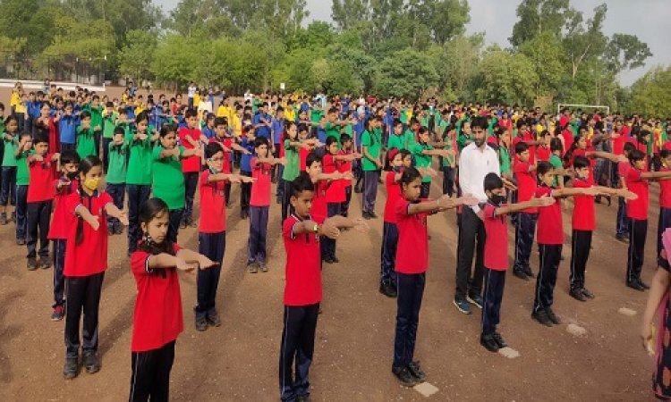 NEWS: विश्व योग दिवस, केंद्रीय विद्यालय क्रमांक-1 में किया योग प्रणायाम, छात्रों को भेंट किए प्रशंसा पत्र, पढ़े खबर