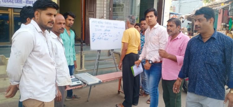 NEWS: मतदान हेतु चलाया गया हस्ताक्षर अभियान, निरंतर किया जा रहा ई.व्ही.एम.प्रदर्शन, पढ़े खबर