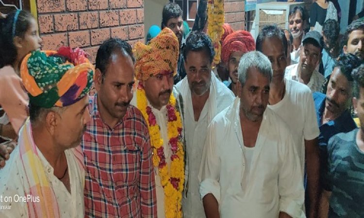 NEWS:धनेरियाकलां ग्राम सरपंच पद पर जीत, पहले गांव में भव्य स्वागत, आज निर्मल राठौर पहुंच रहे है इन कॉलोनियों में, रहवासियों से मुलाकात का दौर जारी, आशीर्वाद लेकर आभार व्यक्त, तो बदले में मिल रहा ये... पढ़े खबर