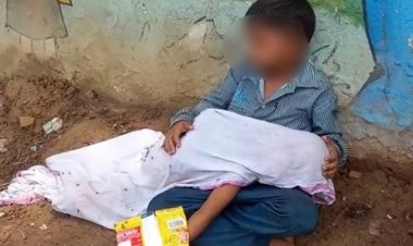 OMG ! दो साल के भाई का शव रखा गोद में, और बैठा रहा 8 साल का मासूम, सड़क किनारे लगी भीड़, जिसने भी देखा, छलक उठा दर्द... पिता भटकता रहा वाहन के लिए, देखें दिल दहला देने वाली तस्वीर, पढ़े खबर
