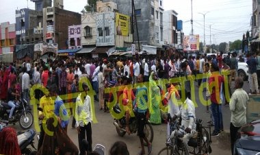 BIG BREAKING: बीती रात हुआ ये बड़ा हादसा, तो रहवासियों में पनपा आक्रोश, फोरलेन पर किया चक्काजाम, प्रशासनिक-पुलिस अधिकारी मौके पर, मामला- दलौदा थाना क्षेत्र का, पढ़े खबर