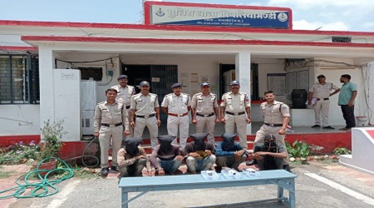 BIG NEWS: स्लेट पेंसिल खदानों के बीच सरकारी क्वार्टर,जहां हथियारबंद बदमाश रच रहे थे बड़ी साजिश, सूचना पर पिपलियामंडी पुलिस की दबिश, मौके से 5 गिरफ्तार, पढ़े खबर
