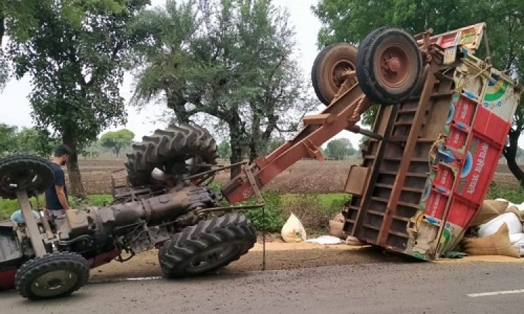 BIG BREAKING: नीमच-मालखेड़ा मार्ग पर सड़क हादसा, बाइक सवार को बचाने में पलटा ट्रैक्टर, उपज की बोरियां बिखरी, क्या कोई जनहानी भी हुई...! पढ़े ये खबर