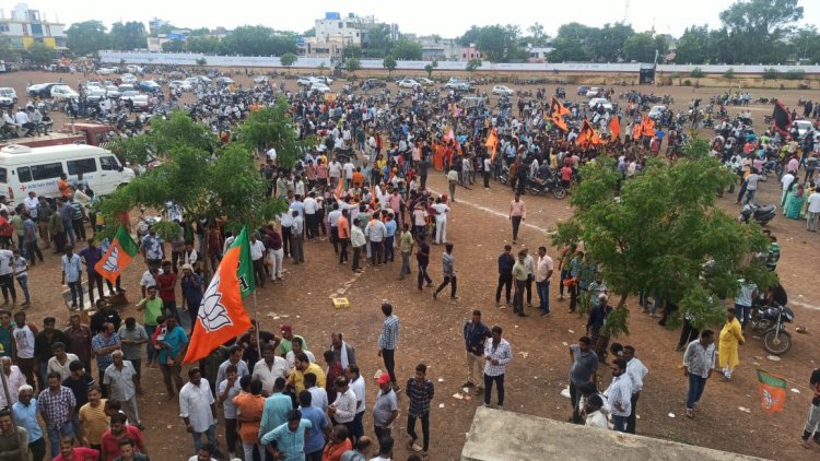 RESULT NEWS: क्रमांक 2 में जीत का जश्र, भाजपा-कांग्रेस कार्यकर्ताओं में दिखा उत्साह, हवा में लहराये पार्टी के झण्डे, नीमच नगर पालिका की कितनी सीटों पर किसका कब्जा, पढ़े खबर