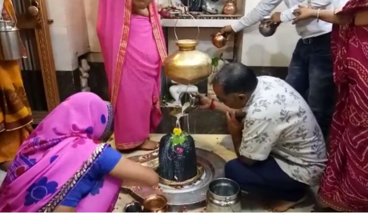 NEWS: सावन का पहला सोमवार आज, शिवालयों में लगा भक्तों का तांता, पूजा-अर्चना कर की खुशहाली की कामना, पढ़े खबर
