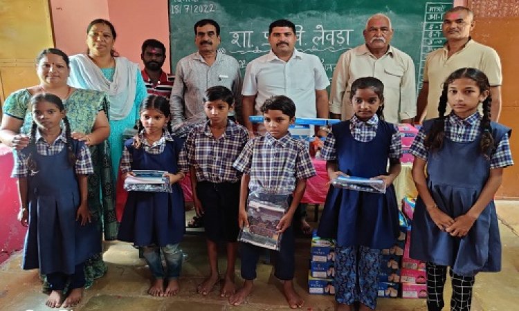 NEWS: अमावली महल के कैलाश सिंह पहुंचे ग्राम लेवड़ा, विद्यार्थियों को वितरित की आवश्यक सामग्री, तो स्कूल के लिए भी ये बड़ी पहल, पढ़े खबर