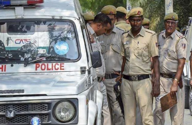 OMG ! पुलिस जवान ने अपने ही साथियों पर बरसाई गोलियां, दो की दर्दनाक मौत, एक लड़ रहा जिंदगी और मौत से जंग, हैरान कर देने वाली वजह आई सामने...! मामला राजधानी दिल्ली का, पढ़े ये खबर