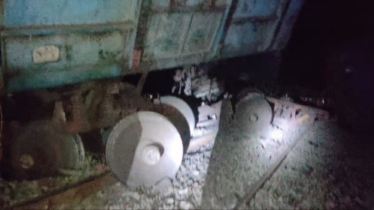 BIG NEWS: अब मालगाड़ी हुई बेपटरी, 16 डिब्बे उतरे, दिल्ली-मुंबई रेल मार्ग बाधित, रतलाम रेल मंडल की टीमों से संभाला मोर्चा, कई ट्रेने रद्द, तो बाकी के बदले रूट, पढ़े खबर