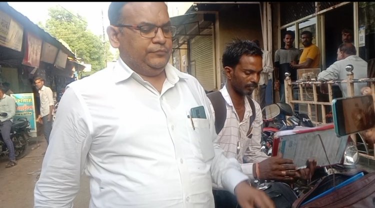 BIG NEWS : मनासा का विष्णु भोजनालय,जहां के दाल बाफले फेमस,पर जब पहुंचे खाद्य अधिकारी,तो अनियमितताएं भरी पड़ी,अब हुई सेम्पलिंग,नोटिस भी थमाया,होगी जाँच,पढ़े ये खबर