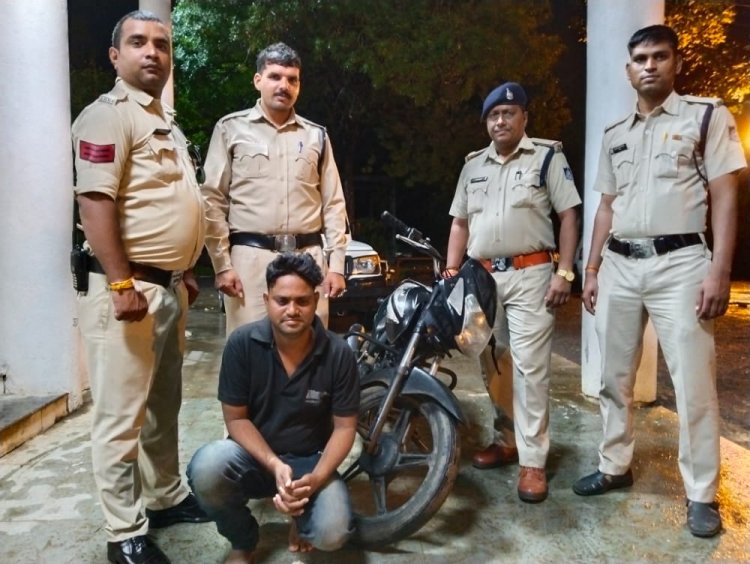 BIG NEWS: 5 माह पूर्व निम्बाहेड़ा बस स्टैण्ड किया ये कारनामा, फिर नीमच आकर लगा इस जुगत में, सूचना पर केन्ट पुलिस की दबिश, नयाबाजार का आकाश चढ़ा हत्थे, पढ़े ख़बर