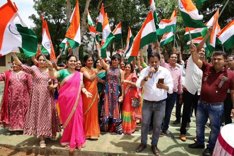 NEWS :राजस्व कॉलोनी में हर हाथ तिरंगा,आखिर कहा निकल पड़े ये लोग,ओर खूब गाये आज़ादी के गीत,पढ़ेंगे तो जानेगे ये खबर