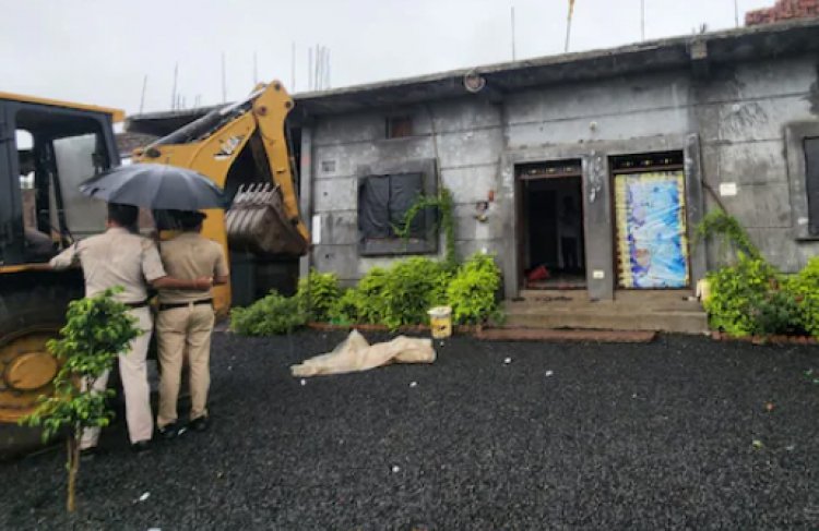 BIG BREAKING : तस्करी के मामले में राहुल फरार, अब जिला प्रशासन का एक्शन, आरोपी का मकान किया ध्वस्त, मामला- मंदसौर जिले का, पढ़े खबर