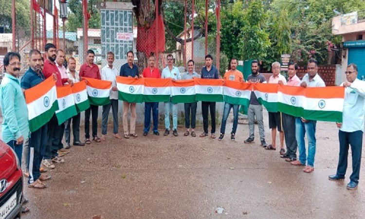 NEWS: आजादी का 75 वां अमृत महोत्सव, हर घर तिरंगा अभियान, सब्जी व्यवसाइयों को किया जागरूक, दिया ये संदेश, पढ़े खबर