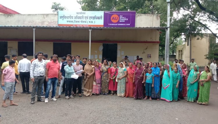 NEWS: मनासा स्थित जीण कॉलोनी की महिलाएं पहुंची SDM कार्यालय, कहीं कार्यवाही की बात, मांग को लेकर सौपा ज्ञापन, पढ़े मनीष जोलान्या की खबर
