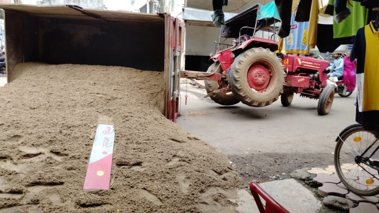 BIG BREAKING: नीमच के पटेल प्लाजा के पीछे असंतुलित होकर पलटा ट्रैक्टर, रोड़ पर बिखरी बालू रेत, ऐसे टल गया बड़ा हादसा, पढ़े ये खबर