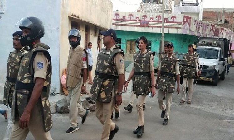 NEWS: आगे कदम-ताल मिलती खाकी, और पीछे पुलिस वेन, लोगों ने देखा, तो रह गए दंग, फ्लैग मार्च के जरिये पिपलियामंडी नगरवासियों को संदेश, की ये अपील, पढ़े खबर