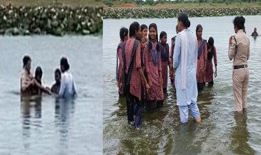 BIG BREAKING: छात्रों के प्रदर्शन ने लिया उग्र रूप, शुरू किया जल सत्याग्रह, फिर मौके पर पहुंची पुलिस, और.... मामला- निलंबित प्राचार्य की वापसी की मांग का, पढ़े खबर