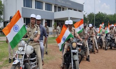 WOW ! हर-घर तिरंगा अभियान, बुलेट पर सवार हुए जिला कलेक्टर और एसपी, फिर शहर में निकला खाकी का काफिला, राष्ट्रीय ध्वज के साथ दिया बड़ा संदेश, पढ़े खबर