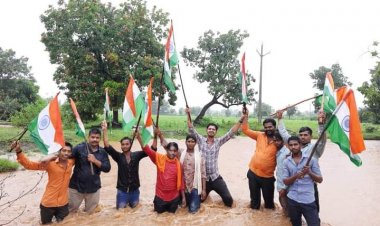 NEWS: मूसलाधार बारिश में भी कम नहीं हुआ वनवासी क्षेत्र मे देश प्रेम,भीगते हुए 5 KM निकाली तिरंगा यात्रा, पढ़े खबर