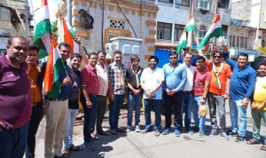 NEWS: हर घर तिरंगा अभियान,नीमच कैट संस्था भी बढ़चढ़ आई सामने, आमजनों को किया राष्ट्रीय ध्वज वितरित, पढ़े ये खबर