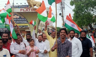 NEWS : स्वतंत्रता की 75 वी वर्षगाँठ,कॉंग्रेसजनो के हाथ में भी तिरंगा,निकली तिरंगा रैली,तो नेताओ ने अपने अंदाज में दिए भाषण भी, पढ़े खबर में क्या था खास