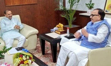 NEWS: केंद्रीय मंत्री पांडेय से MSME मंत्री सखलेचा ने की भेंट, प्रदेश में औद्योगिक विस्तार सहित इन विषयों पर हुई चर्चा, पढ़े खबर