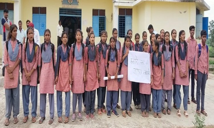 BIG NEWS: प्राचार्य को किया निलंबित, तो छात्रों में नाराजगी, पढाई से किया किनारा, और स्कूल के बाहर किया प्रदर्शन, मीडिया से चर्चा में कहीं ये बड़ी बात, मामला- मंदसौर जिले का, पढ़े नरेंद्र राठौर की खबर