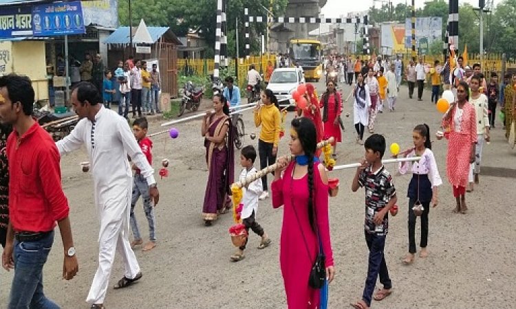NEWS: पिपलियामंडी के टीलाखेड़ा बालाजी से निकली भव्य कावड़ यात्रा, 20 किलोंमीटर का सफर तय कर पहुंची बाबा पशुपतिनाथ के दरबार, भव्य जलाभिषेक के साथ की सुख-समृध्दि की कामना, पढ़े नरेन्द्र राठौर की खबर
