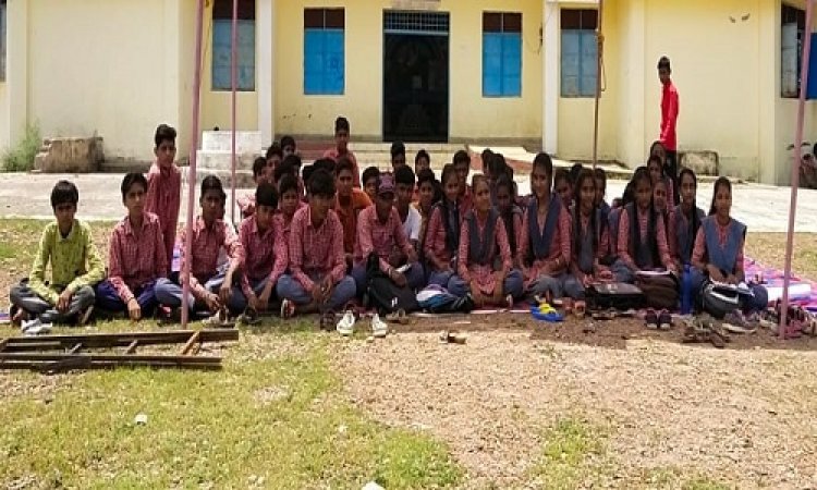 BIG NEWS: शासकीय हाई स्कूल में छात्र-छात्राओं ने छोड़ी पढ़ाई, पांचवे दिन भी प्रदर्शन जारी, मामला- निलंबित प्राचार्य की वापसी की मांग का, पढ़े खबर