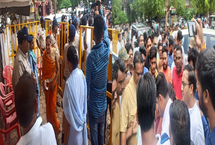 ELECTION BREAKING: नीमच नगर पालिका चुनाव, पहले रोटरी क्लब, फिर टाउन हॉल के बाहर भाजपा पार्षदों और कार्यकर्ताओं का जमावड़ा, वोटिंग को लेकर सामने आया बड़ा अपडेट, पढ़े खबर