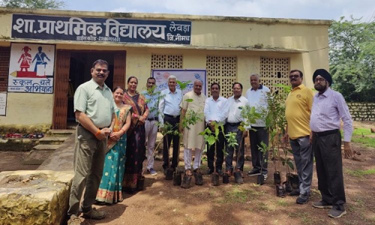 NEWS: स्वच्छ पर्यावरण के तहत रोटरी क्लब के सदस्य पहुंचे ग्राम लेवड़ा, किया पौधरोपण, दिया ये संदेश, पढ़े खबर