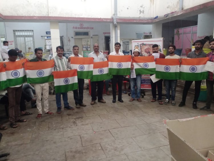 NEWS: रेडक्रॉस सोसायटी नीमच के सहयोग से स्व. शाहिद अंसारी की जन्मजयंती पर रक्तदान शिविर संपन्न, परिजनों ने रक्तदाताओं को किए राष्ट्रीय ध्वज भेंट, पढ़े खबर