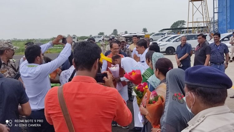 BIG BREAKING: MP के सीएम शिवराज सिंह चौहान पहुंचे मंदसौर, भाजपा कार्यकर्ताओं का हैलीपेड पर जमावड़ा, इस भव्य आयोजन में होंगे शामिल, पढ़े खबर
