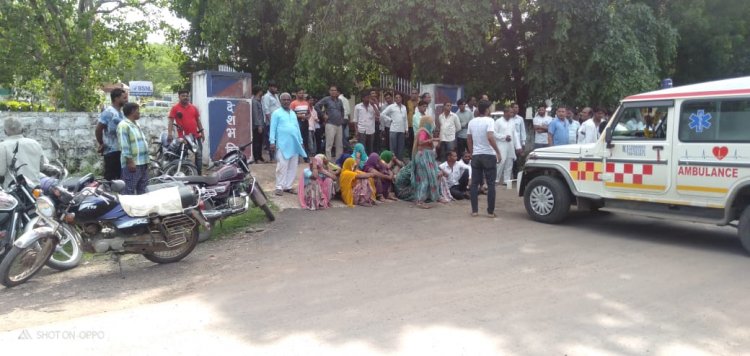 BIG BREAKING: मृतक सत्यनारायण के मामले ने पकड़ा तूल, परिजन शव लेकर पहुंचे जीरन थाने, चक्काजाम करते हुए प्रदर्शन शुरू, पढ़े खबर