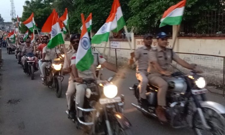 NEWS: आजादी का अमृत महोत्सव, बाइक पर खाकी, और हाथ में तिरंगा, फिर मनासा नगर में दिया ये संदेश, पढ़े खबर