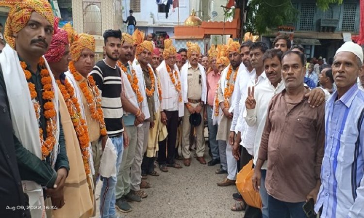 NEWS: मोहर्रम पर्व, जीरन में मुस्लिम समाजजनों की पहल, नवनिर्वाचित अध्यक्ष, थाना प्रभारी और तहसीलदार के बांधा साफा, श्रीफल भेंट कर किया सम्मान, पढ़े खबर