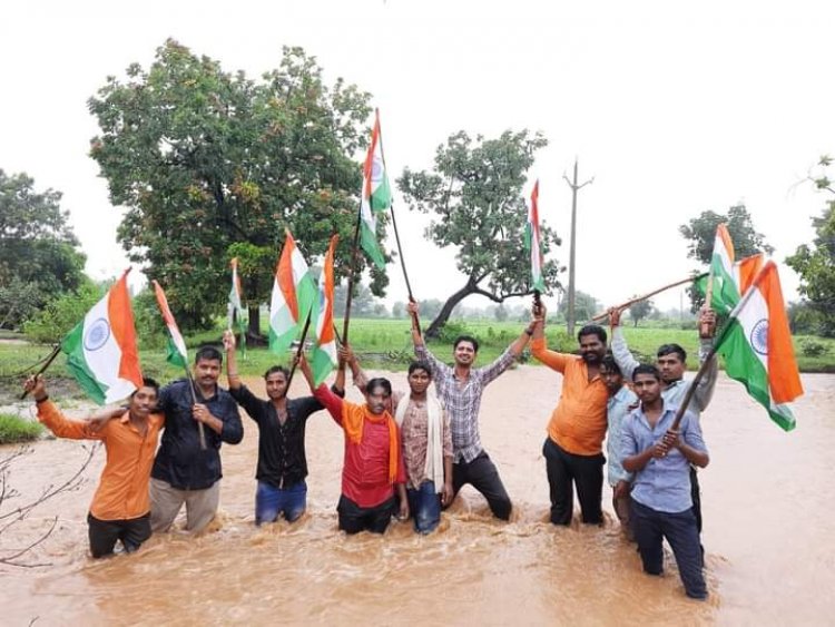 NEWS: मूसलाधार बारिश में भी कम नहीं हुआ वनवासी क्षेत्र मे देश प्रेम,भीगते हुए 5 KM निकाली तिरंगा यात्रा, पढ़े खबर