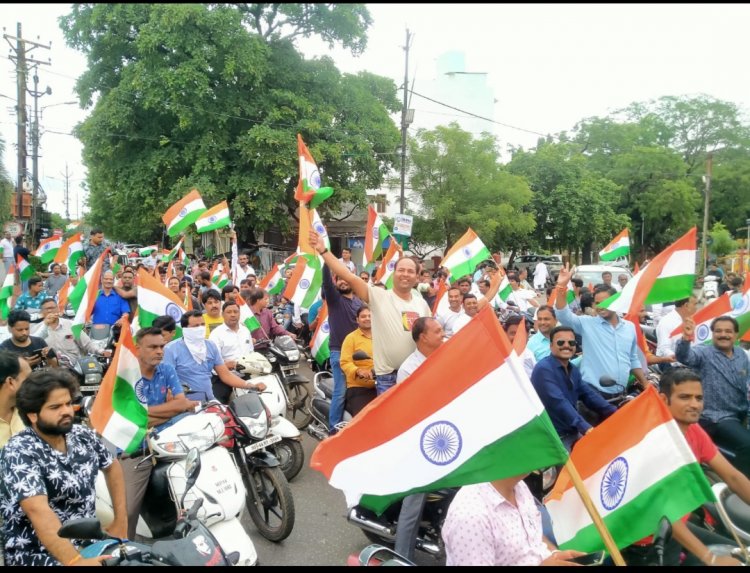 BIG NEWS : घर घर तिरंगा अभियान, जुड़ा मंडी व्यापारी वर्ग भी,कुछ इस अंदाज में दिया ये सन्देश,ये लोग भी हुए शामिल,पढ़े खबर