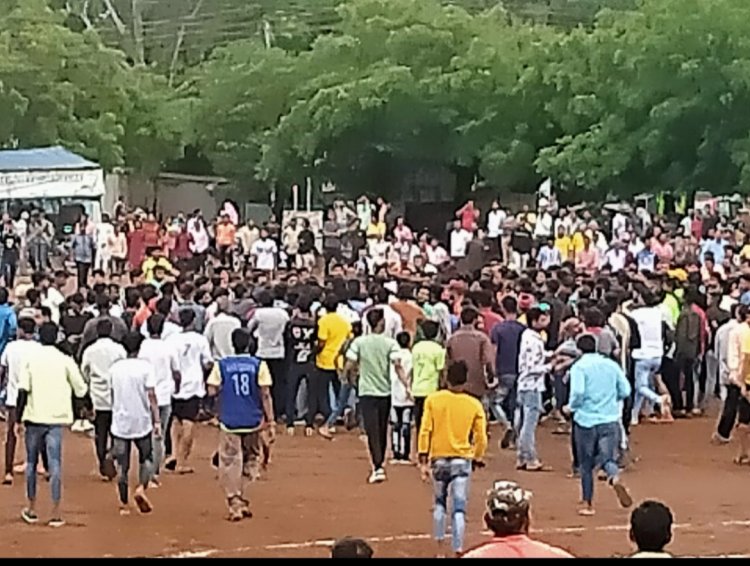 BIG BREAKING : नीमच के दशहरा मैदान में कोहराम,फ़ुटबाल टूर्नामेंट में फिर विवाद,खिलाड़ियों को आई चोटे,पुलिस मोके पर,पढ़े ये खबर
