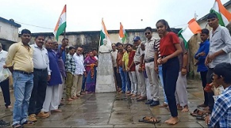 NEWS - पहले किया राष्ट्रपिता की प्रतिमा पर माल्यार्पण,फिर निकली भव्य तिरंगा यात्रा,सरपंच सहित ये अधिकारी भी हुए शामिल, पढ़े ये खबर