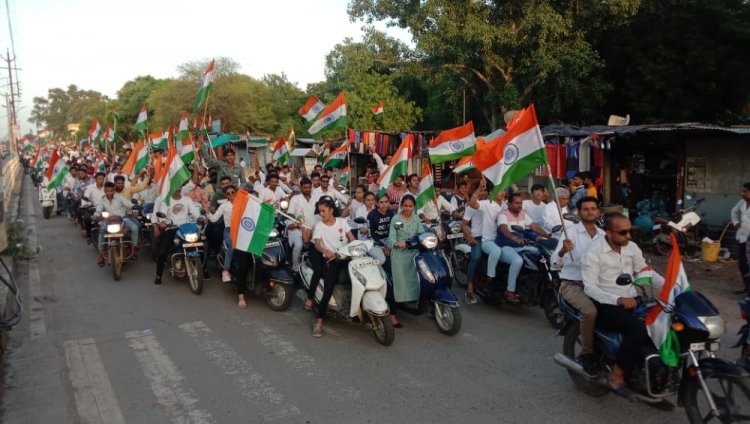 NEWS : नीमच जिले में तिरंगा यात्राओं का दौर जारी, मनासा से निकली भव्य वाहन रैली,बड़ी तादात में नगरवासियो ने लिया हिस्सा,पढ़े खबर