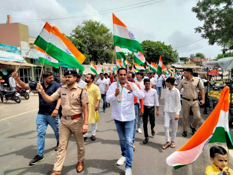 BIG NEWS : वाह छा गई नयागांव पुलिस,निकली ऐसी तिरंगा यात्रा,जिसने देखा वो हो गया शामिल,स्कूली बच्चो में दिखा जोश जूनून,देशभक्ति नरो से गूंजा डाला नगर,पढ़े ये खबर