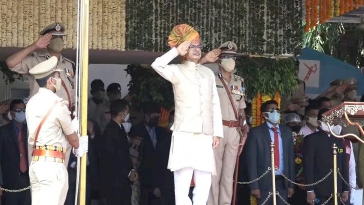 Happy Independence : CM शिवराज सिंह चौहान ने फहराया तिरंगा,ली परेड की सलामी,आज दिनभर के ये कार्यक्रम भी तय,पढ़े ये खबर