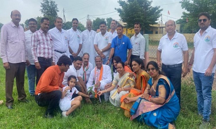 NEWS: स्वतंत्रता दिवस, BJP के वरिष्ठ नेता सहित इन्होंने ग्रीन बेल्ट पर किया पौधा रोपण, दिया ये बड़ा संदेश, पढ़े खबर