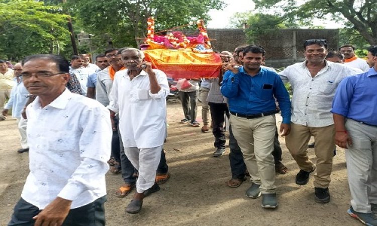 NEWS: वानर की मौत पर ग्रामीण हुए एकत्रित, फिर लिया बड़ा निर्णय, अंतिम यात्रा निकाली, और विधि-विधान से किया दाह संस्कार, दर्शन के लिए क्यों उमड़ पड़ी भीड़, पढ़े खबर
