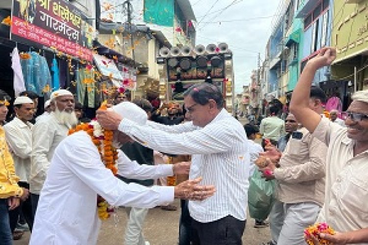 NEWS: जीरन से हज के लिए यात्री रवाना, ढोल-ढमाकों के साथ दी विदाई, नगर परिषद अध्यक्ष सहित इन्होंने पहनाएं पुष्पाहार, पढ़े खबर